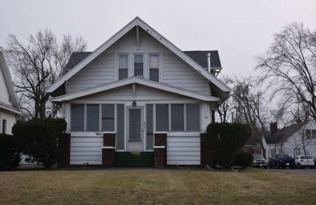 Four bedroom house directly across from BGSU - 802 East Wooster Street, Bowling Green, OH 43402