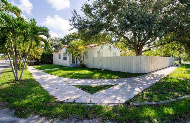 2727 Calusa St photos photos