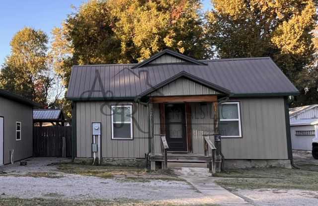 204 West Leighton Street - 204 West Leighton Street, Frontenac, KS 66763