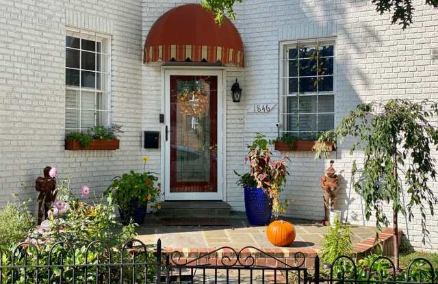 Beautiful 3BR/1.5BA Home with Spacious Yard in Anacostia photos photos