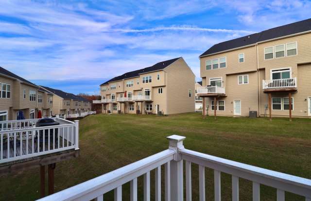 3 bed/3.5 bath townhouse in Suncrest Village - Available 06/02/2027 Gallery 3