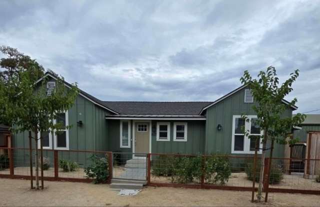 Newly Remodeled 3 bedroom, 2 bath Home-Close to Downtown! - 827 8th Street, El Paso de Robles, CA 93446