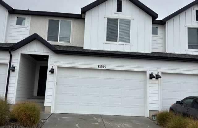 Beautiful Townhome for lease Gallery 1