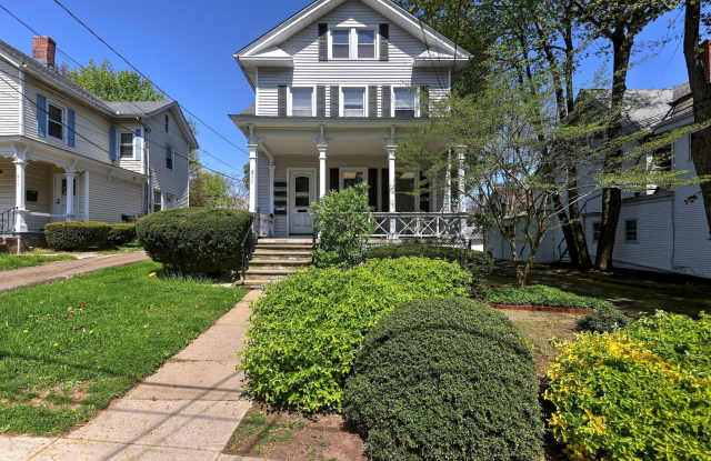 211 Montowese Street - 211 Montowese Street, Branford Center, CT 06405