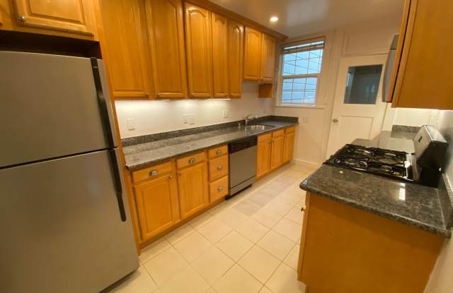 2Br 1Bath with in Unit Laundry and private garage parking Gallery 4
