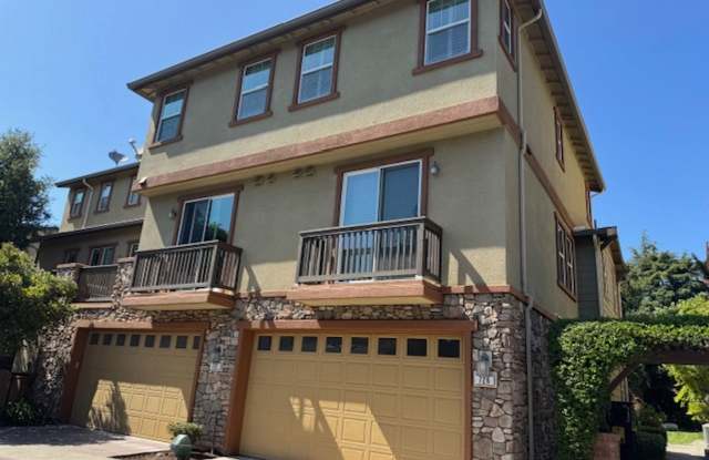 Beautiful 3 bedroom, 3 bath Tri-level, END unit townhome in Walnut Creek! - 726 El Paseo Circle, Walnut Creek, CA 94597