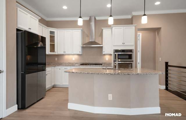 Spacious 5-Bedroom Home in Aurora – Prime Location & Top Schools Gallery 4