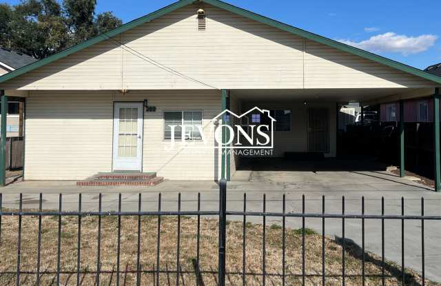 Charming 3-bedroom home with carport parking - Minutes from essential amenities - 309 North Harding Avenue, Wapato, WA 98951