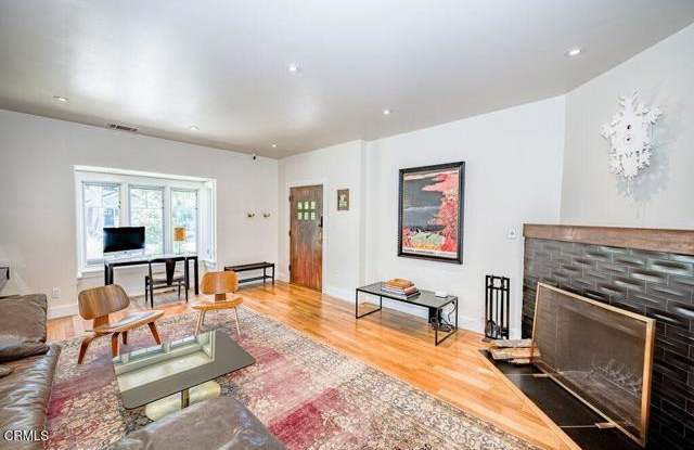 961 North Michigan Avenue Gallery 3