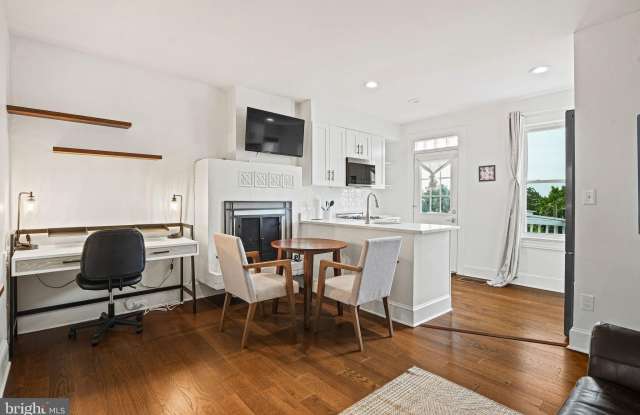 409 CONSTITUTION Avenue NE Gallery 4