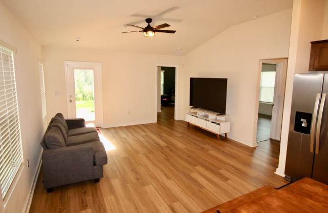 3 Bed 2 Bath Available Now! Gallery 4