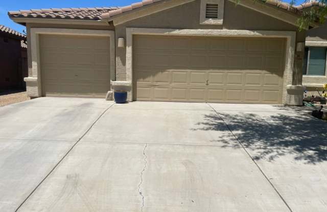 3 car garage with lots of indoor and outdoor space Gallery 3