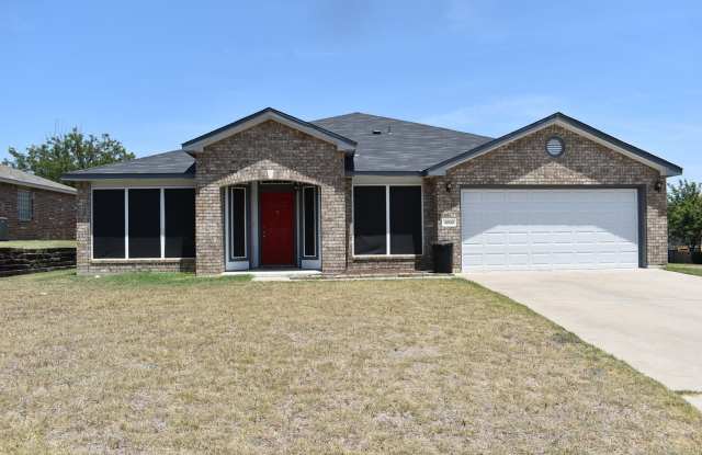 TWO LIVING ROOMS AND TWO DINING ROOMS! Solar panels to help save on electric bill! photos photos