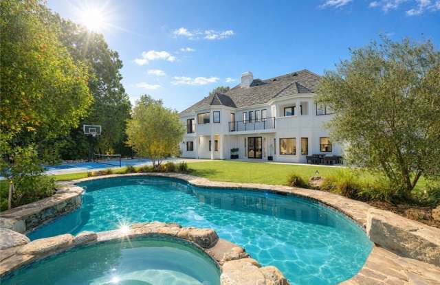 5946 Woodlake Avenue photos photos