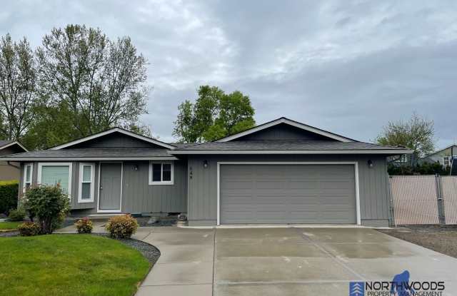 Gorgeous Newly Update 3 Bedroom 2 Bath Home in Friendly Central Point photos photos