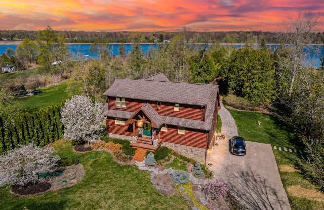 Fully Furnished Luxurious 3-Bed, 3.5-Bath Lakefront Log Home in Clarkston, MI photos photos