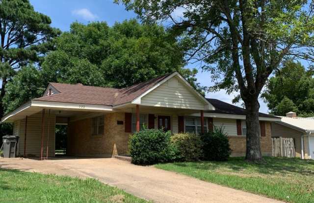 3bed/1bath close to Southwest drive. - 722 Craighead Road, Jonesboro, AR 72401