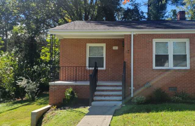 One Level Refurbished Conveniently Located 2 Bedroom Duplex Gallery 3