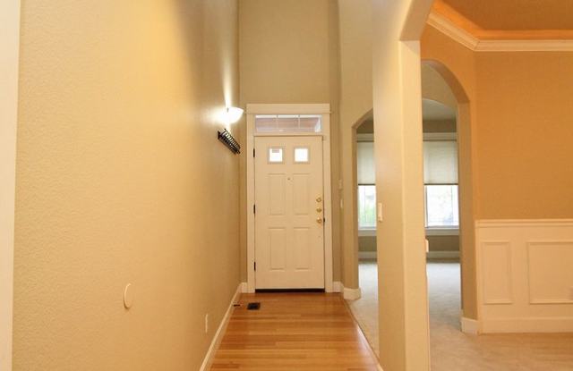 Alluring 4 Bedroom, 2.5 Bathroom Modern house in Beaverton Gallery 4