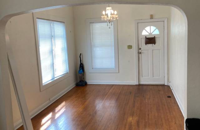 North Hyde Park Three Bedroom Bungalow in Plant High School District Gallery 3