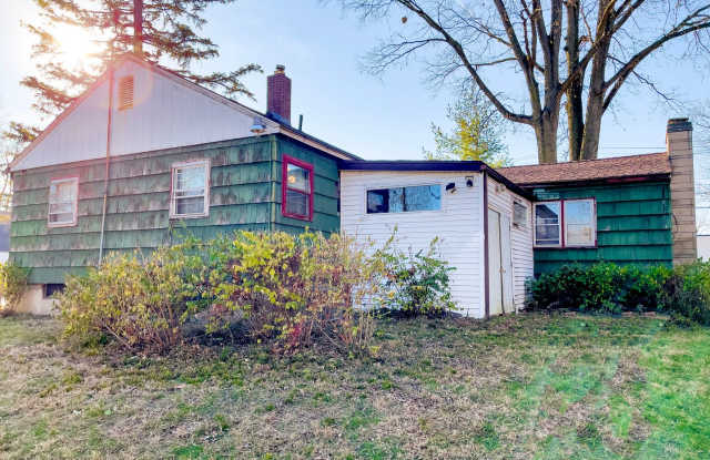 In-Unit Washer and Dryer huge yard right by Frat Row Gallery 4