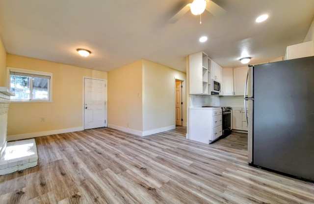 Refurbished 2bd House With Office & Exterior Laundry Room Gallery 1