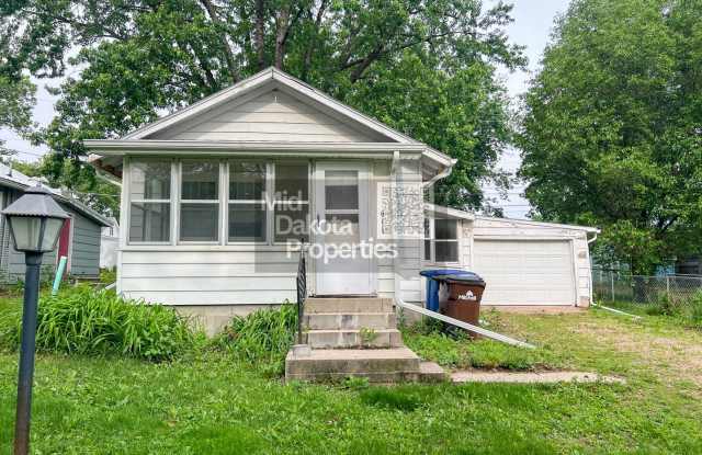 611 S Wisconsin- 1 Bedroom House with attached garage - 611 South Wisconsin Street, Mitchell, SD 57301 611 S Wisconsin- 1 Bedroom House with attached garage - 611 South Wisconsin Street, Mitchell, SD 57301