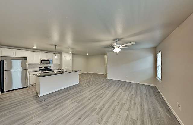 2 Bedroom 2 Bathroom 2 Car Garage Duplex close to Broadway Extension, a short distance from Edmond and easy access to downtown OKC Gallery 4