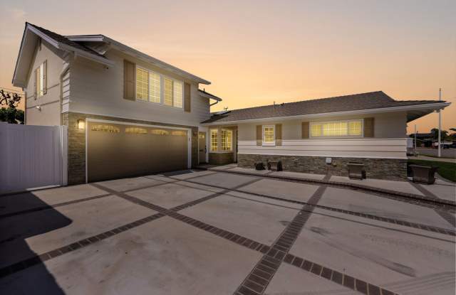 Modern Indoor / Outdoor Living with Resort-Style Yard  Bonus Suite photos photos