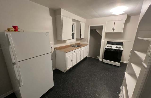 3 Bed 1 Bath bungalow with basement on eastside of Detroit- Fresh paint, refinished floors! Gallery 3