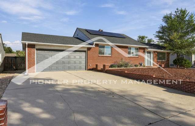 Charming Home with Washer/Dryer and Fenced in Yard Gallery 4