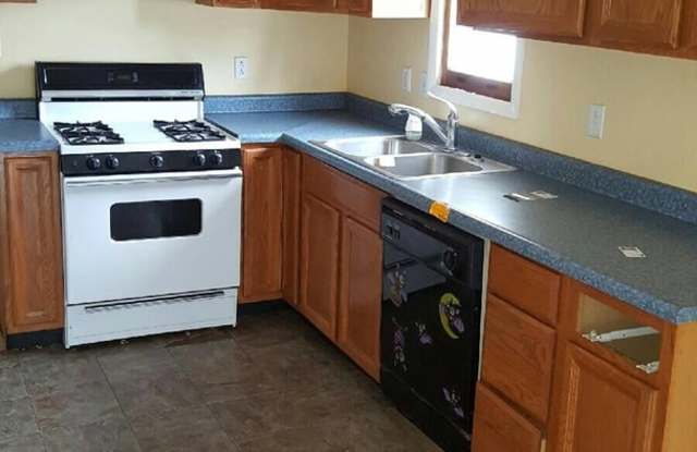 3 bedrooms ranch house with detached garage - 914 Miller Avenue, Newark, OH 43055