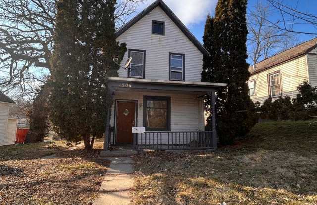 Fabulous 2 Bedroom Home For Rent - 1506 Esplanade Avenue, Davenport, IA 52803