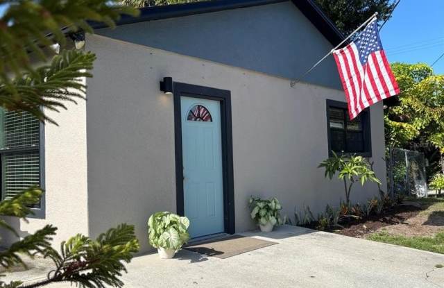 1913 W CHESTNUT STREET - 1913 West Chestnut Street, Tampa, FL 33607