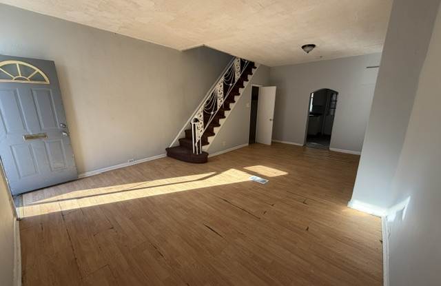 4546 N Mole St Gallery 3