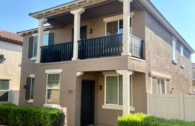 5-bedroom or 4 bedroom + den AND bonus loft in Cooley Station - 949 South Wallrade Lane, Gilbert, AZ 85296