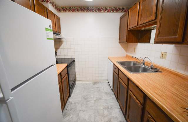 Main floor 2br condo steps from the Douglas Trail! Gallery 4