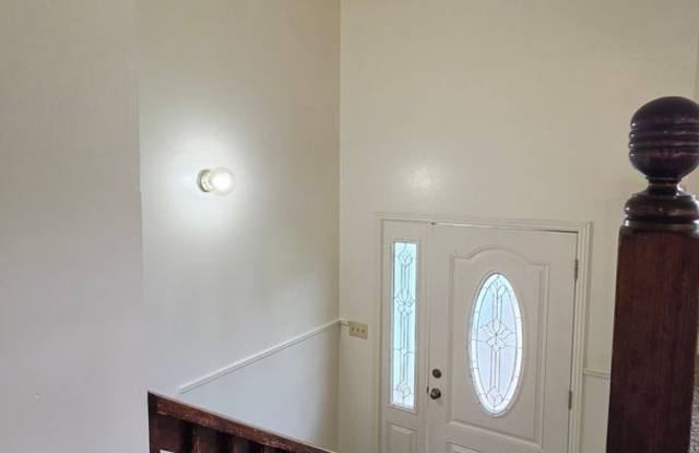 Large Four Bedroom House with Double garage and Fenced Yard Gallery 4