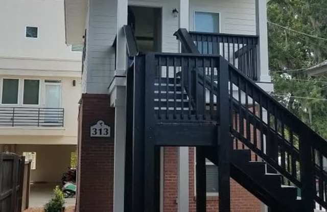 Beautiful Studio Near Sorority Row! Gallery 1