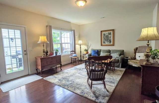 Nicely updated 3 bed/2.5 Bath Townhome Gallery 4