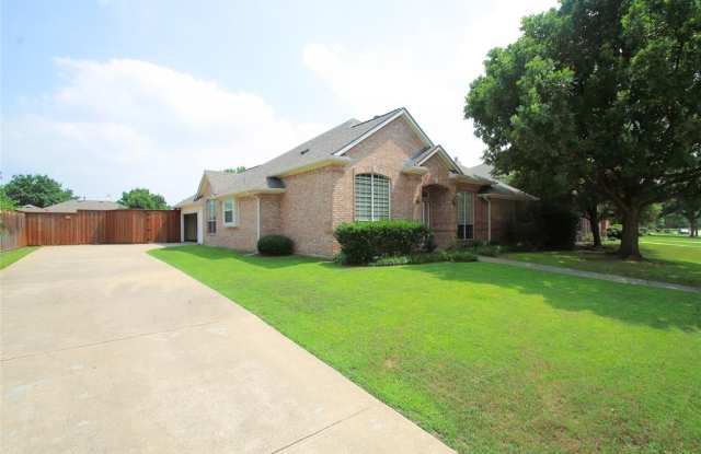 318 Lakefield Drive Gallery 3