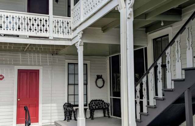 2 Bedroom / 1 Bathroom Apartment in Downtown Hawthorne Gallery 4