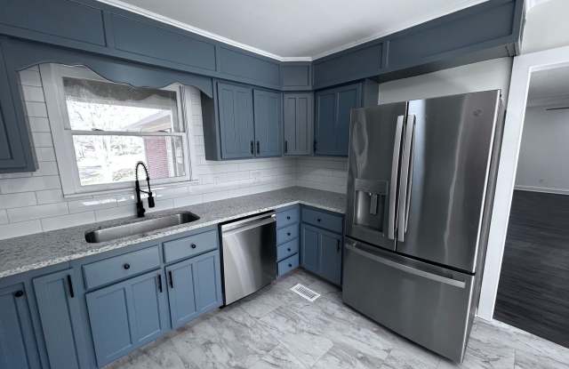 Spacious 4 Bed / 3 Bath with a large Fenced In Back Yard. Gallery 3