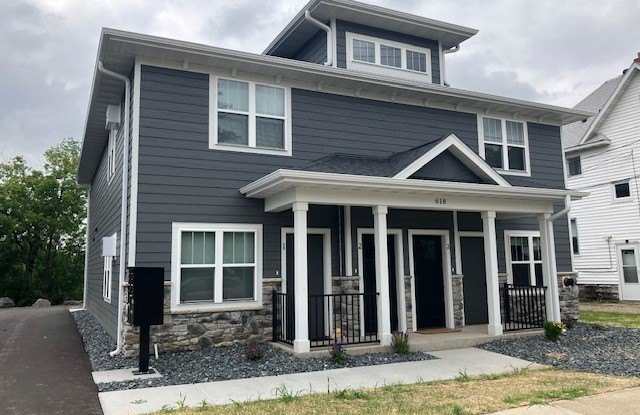 618 E Grand Avenue unit: 2 photos photos