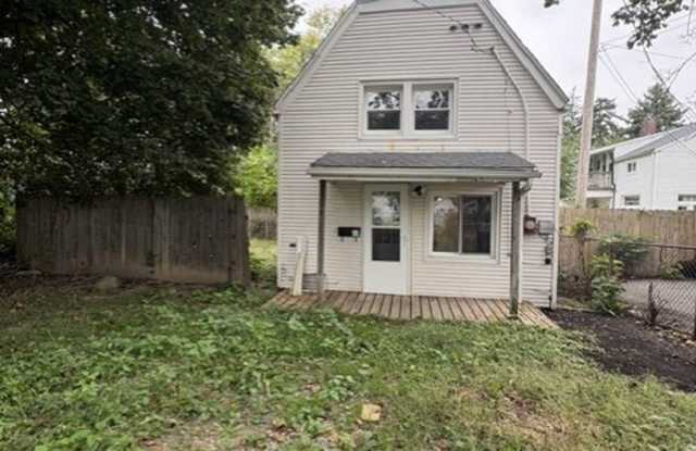 Cozy 2BR Home with Yard & Off-Street Parking – 1306 Madison Ave Gallery 1