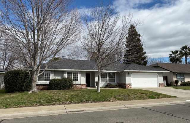 Spacious Chico Home with Pool! LANDSCAPING AND POOL SERVICE INCLUDED! - 3222 Calistoga Drive, Chico, CA 95973