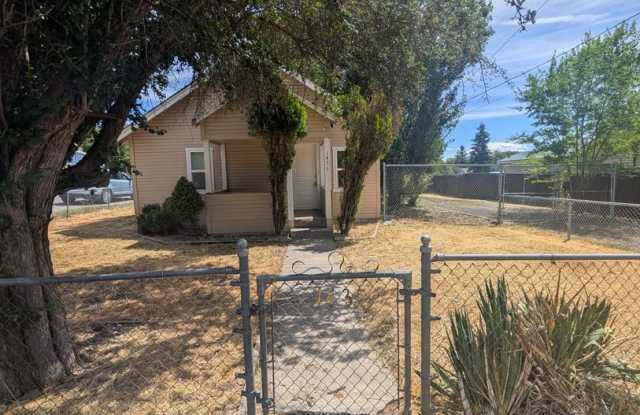 2 Bedroom 1 Bath House - 1435 Dayton Street, Altamont, OR 97603