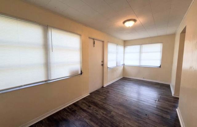 FIRST MONTH'S RENT FREE! HUGE 3/1 DOWNTOWN FT. MYERS BIG YARD! Gallery 4