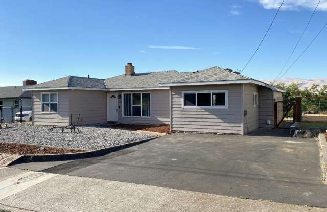 Cute Space with River View Gallery 3