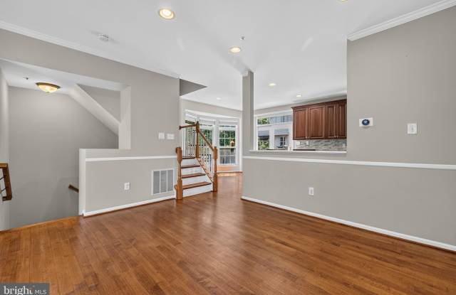 20811 SHAMROCK GLEN Circle Gallery 3
